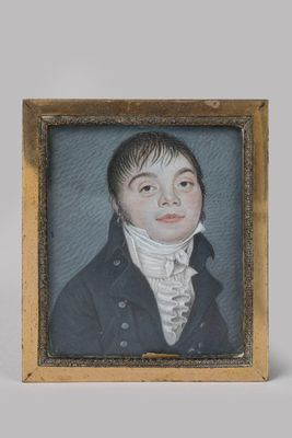 portrait d'un jeune garçon vêtu d'un manteau noir et d'une chemise blanche