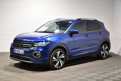une Volkswagen T-Cross bleue garée sur un sol à damier