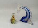 deux figurines de poissons en verre posées l'une à côté de l'autre