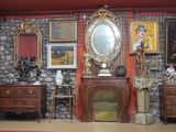 une photo d'un salon aux murs et aux meubles rouges