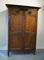 Armoire normande XIXème en chêne sculpté.