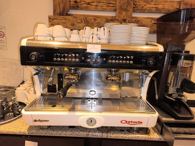 une machine à café posée sur un comptoir
