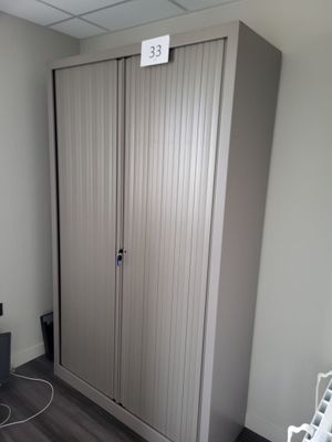 une photo d'une pièce avec un placard et un ordinateur