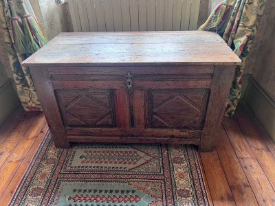 Coffre bas en bois façade à décor sculpté de losange, XIXème… - Photo 1