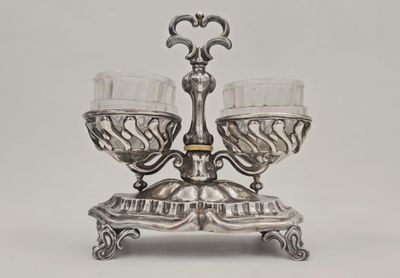 un plateau en argent sur lequel sont posés deux verres à vin