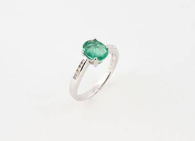 Gros plan sur une bague ornée d'une pierre verte
