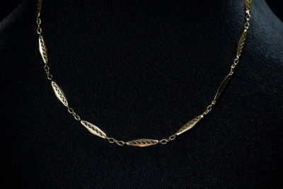 un collier en or sur un mannequin mannequin mannequin mannequin mannequin mannequin mannequin mannequin mannequin mannequin