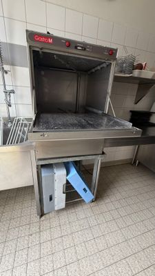 un four ouvert au milieu d'une cuisine
