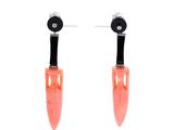 une paire de boucles d'oreilles orange et noires sur fond blanc