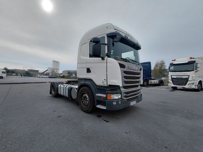 deux camions garés l'un à côté de l'autre sur un parking
