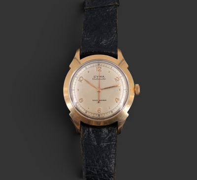 gros plan d'une montre sur une surface noire
