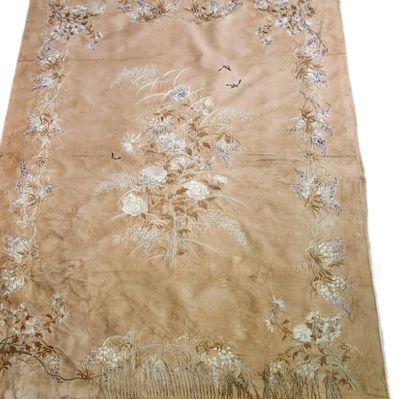 Indochine, vers 1920, Importante tenture en soie et lin brod…