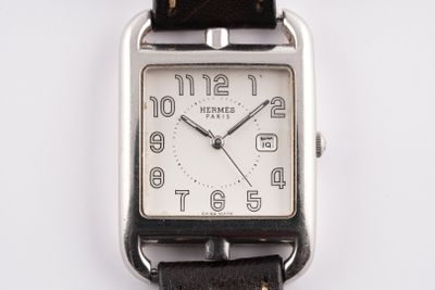 une image d'un gros plan d'une montre-bracelet sur une surface blanche