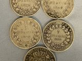 Quatre types de pièces différents sont disposés sur une table