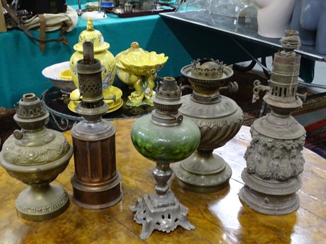 Lot de 5 lampes à pétrole : 4 en cuivre et une en verre