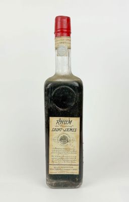 gros plan d'une bouteille d'alcool sur une surface blanche
