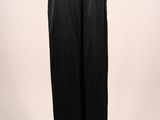 un mannequin vêtu d'un pantalon noir et d'une chemise blanche