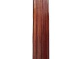 un socle en bois surmonté d'une horloge