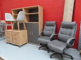 deux chaises de bureau et une armoire dans une pièce