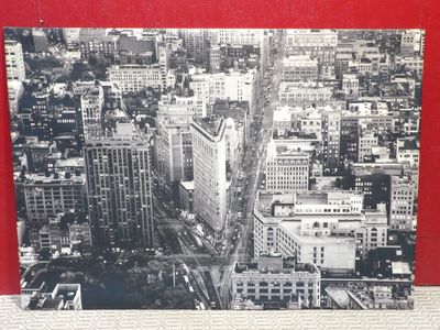 une photo en noir et blanc d'une ville prise depuis le sommet d'un immeuble