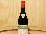 une bouteille de vin posée sur un tonneau