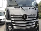 un gros camion garé sur le parking
