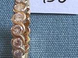 une photo d'une bague en or sertie de diamants