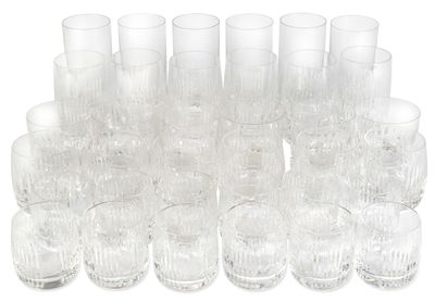 un grand nombre de verres posés sur une table