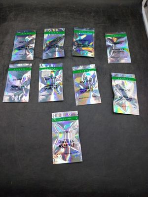 de nombreuses cartes qui traînent par terre