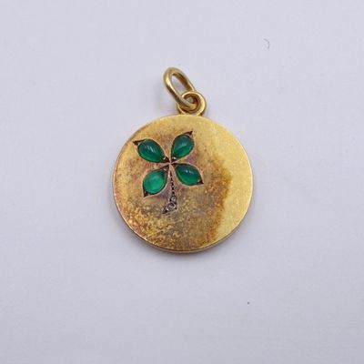 Gros plan sur un pendentif en or orné d'une croix
