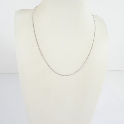 Collier à chaîne en argent sterling sur une tête de mannequin