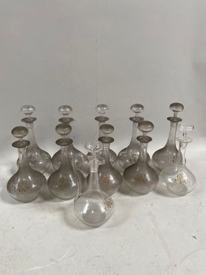 un grand nombre de bouteilles en verre posées sur une table