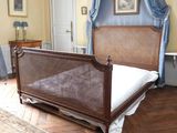 une photo d'une chambre à coucher avec un lit à baldaquin