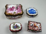 Trois petites boîtes sont posées sur une table, dont l'une est peinte