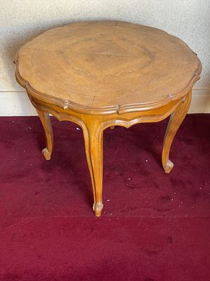une petite table avec un plateau en bois sur un sol recouvert de moquette