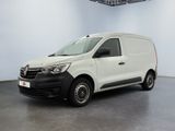 La camionnette blanche est garée dans une grande pièce.