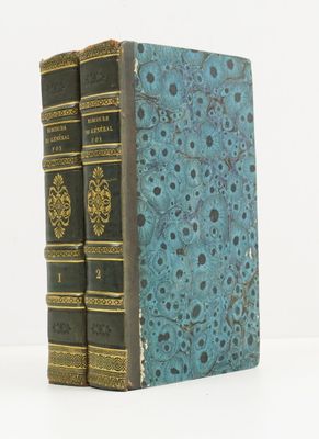 deux livres posés l'un sur l'autre sur une surface blanche