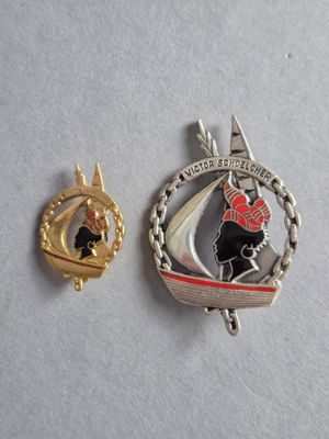 un petit pin's sur lequel figure l'image d'une femme