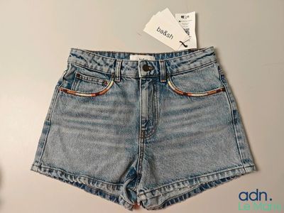 un short en jean posé sur une table