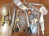de nombreux outils divers posés sur une table en bois