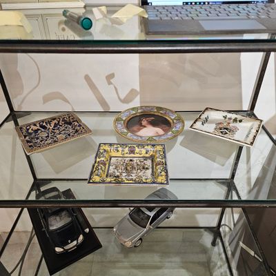 une vitrine en verre sur laquelle est posé un ordinateur portable
