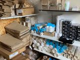 une pièce avec beaucoup de boîtes et de cartons sur les étagères