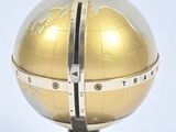 un globe doré entouré d'un mètre ruban