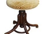 un tabouret rembourré avec des pieds en bois et une assise rembourrée de couleur beige