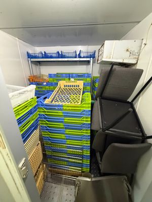 une petite pièce remplie de caisses