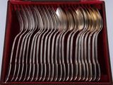 beaucoup de cuillères en argent dans une boîte rouge