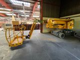 une grosse machine jaune garée à l'intérieur d'un bâtiment
