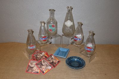 de nombreux vases en verre et un bol posés sur une table