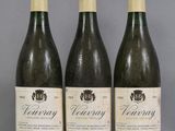 trois bouteilles de vin posées sur une table l'une à côté de l'autre