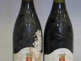 deux bouteilles de vin posées l'une à côté de l'autre sur une table